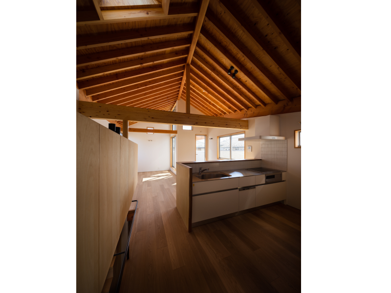 2階。キッチンからリビングとバルコニーを見る。