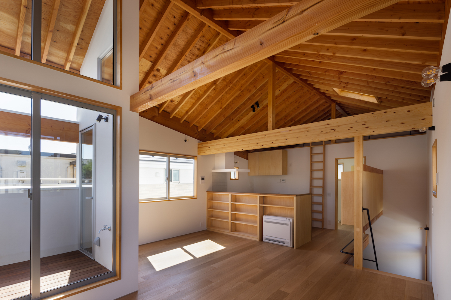 2階リビング。バルコニーに向かって天井が高くなっている。