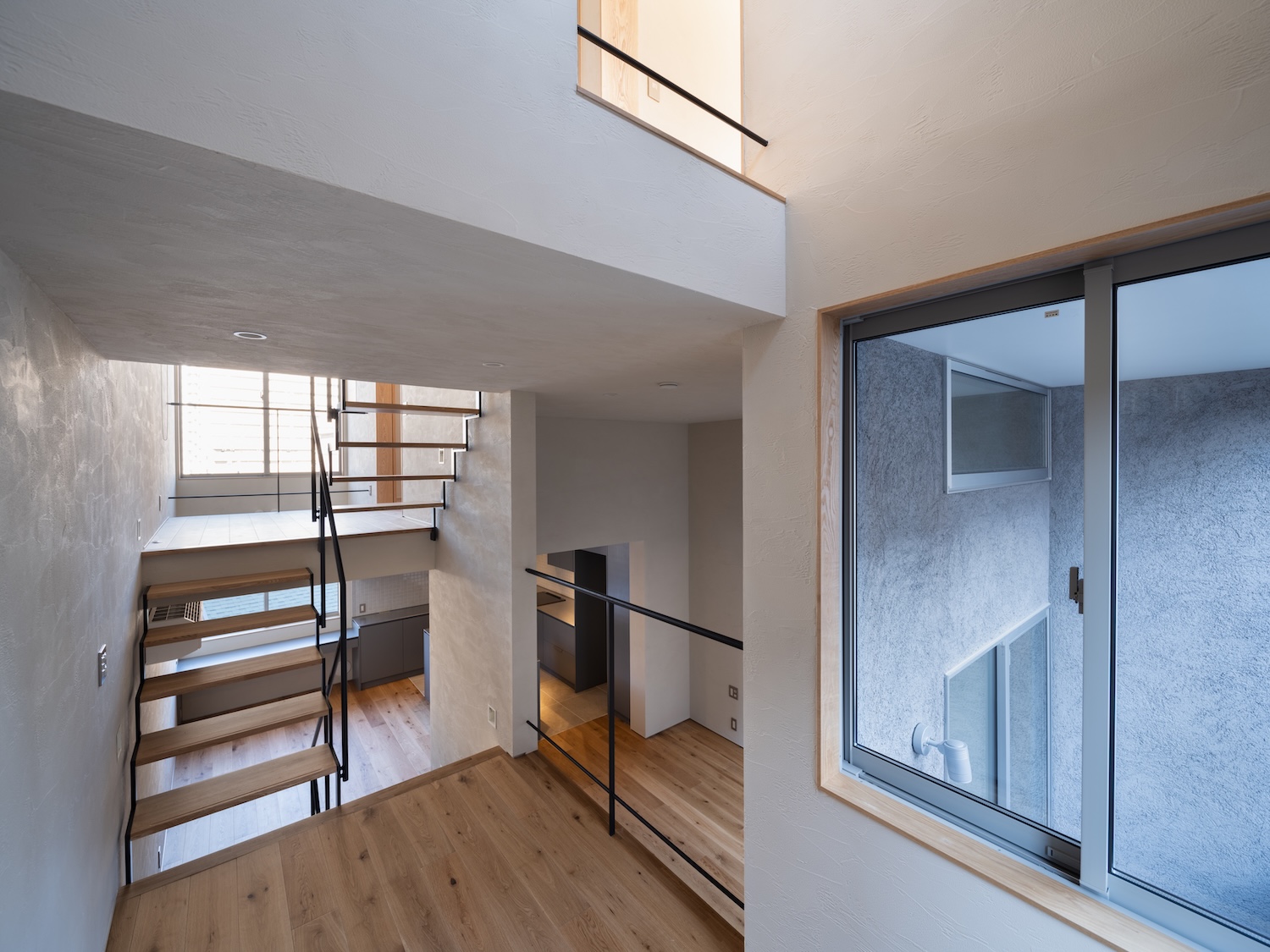 2階上部踊り場からリビング