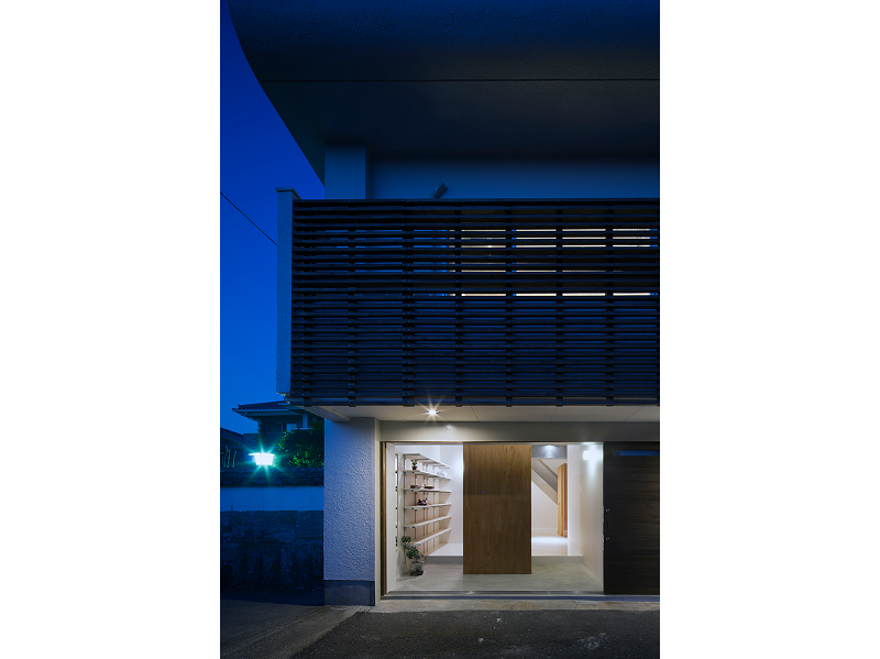 外観 夕景(リノベーション後)