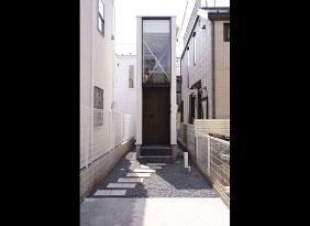 /reform-mitsumori/旗竿敷地に建てた地下1階木造2階の住宅