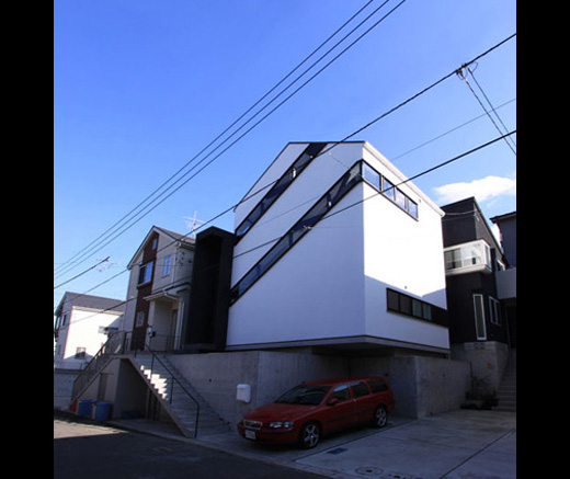 神奈川県に完成した「斜め窓」を取り入れた家