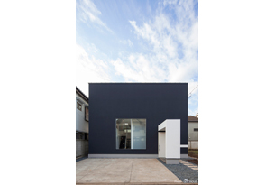 /reform-mitsumori/黒いハコ形の家です。外観の黒は施主のリクエストです