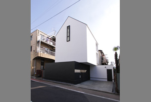 /reform-mitsumori/黒色のハコの上に白い三角屋根のボリュームを載せたミニマルな外観デザイン