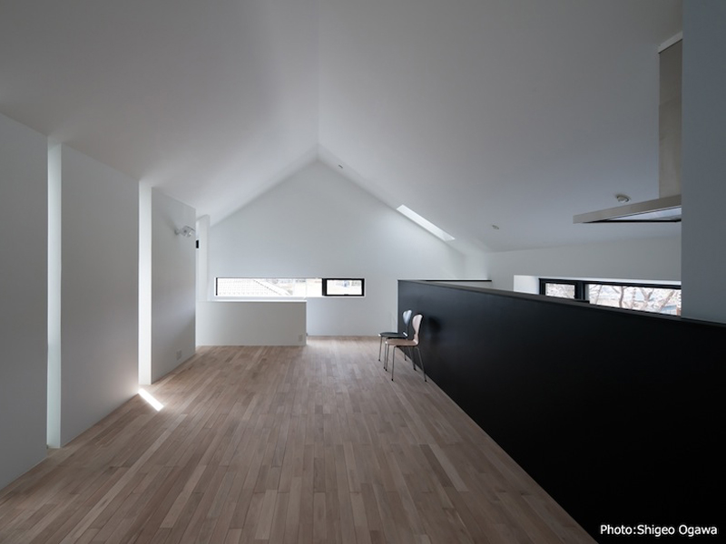 5mの黒腰壁の中はキッチン