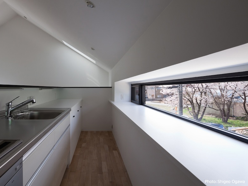 キッチン・背面の出窓は家電置きにも