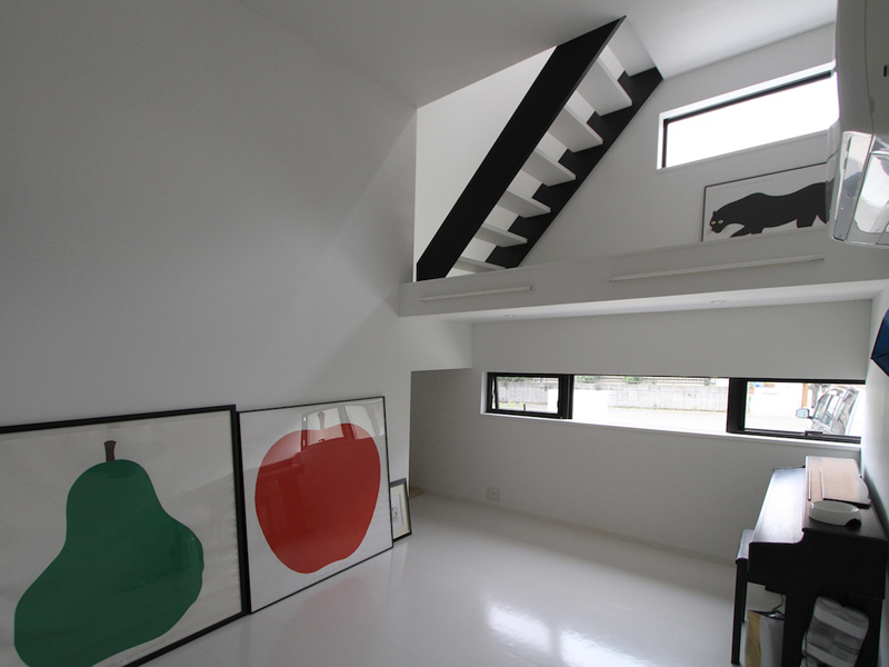 子供室・見上げる階段は玄関から2階へのもの