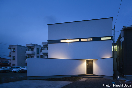 /reform-mitsumori/箱型にスリット窓が特徴のミニマルな外観の家です