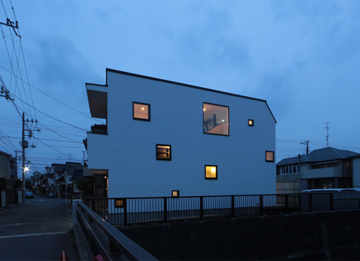 /reform-mitsumori/川沿いに建つハコ型の家