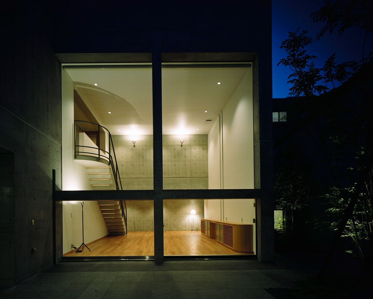 中庭より地下の居間をみる