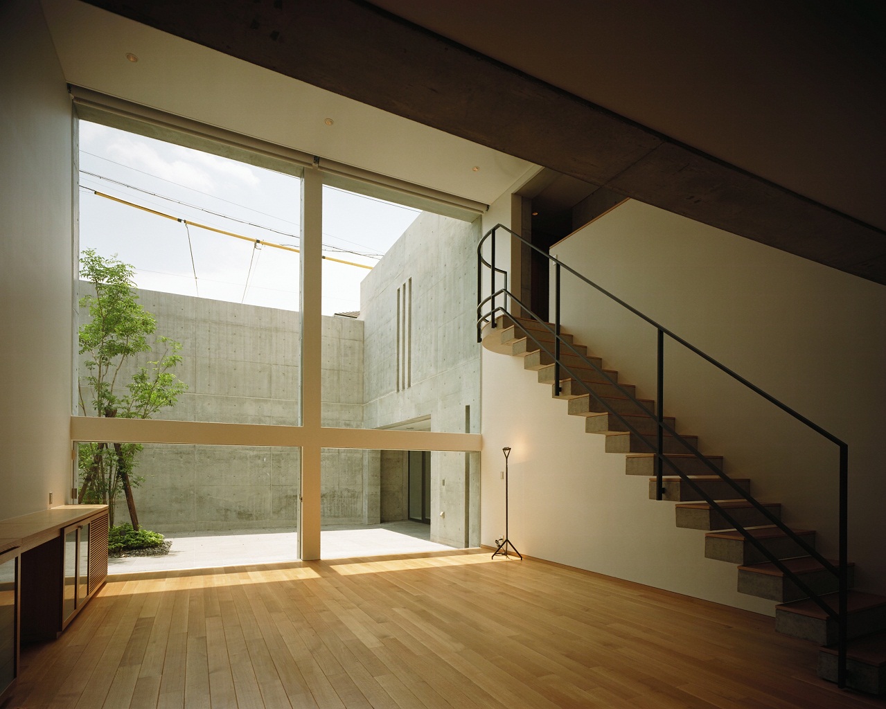 地下居間より中庭をみる