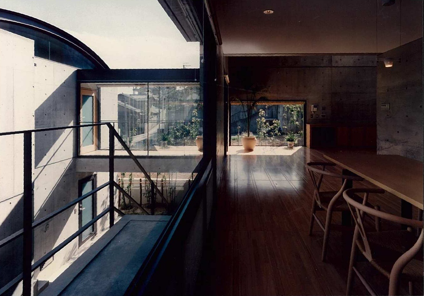 食事室から居間をみる 離れのブリッジがみえる