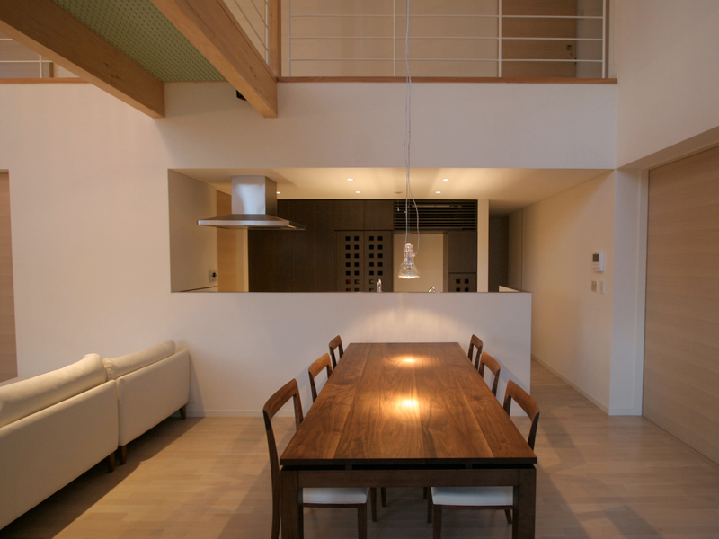 台所は天井高を抑え、落ち着いて作業ができる空間としています