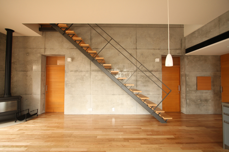 居間にある階段はスケルトン階段とすることで、部屋を広く感じさせています。