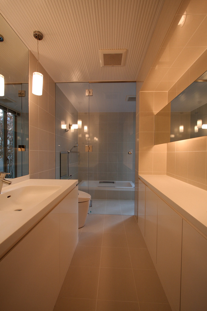 洗面は浴室と同じ仕上げとし、 一続きの空間に見せることで 広がりを持たせています