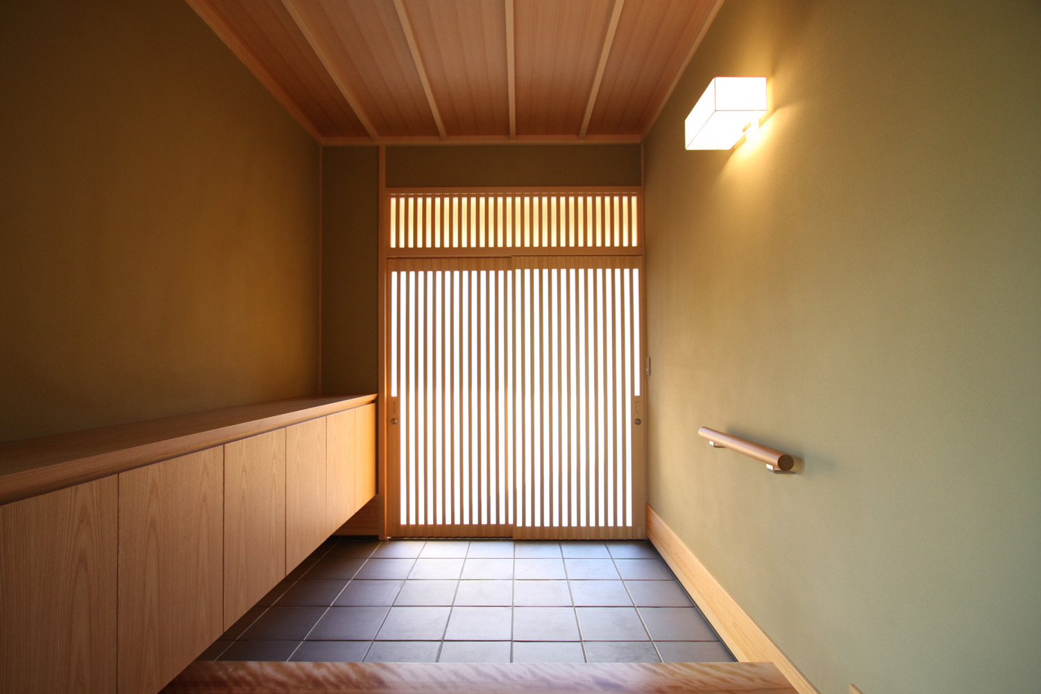 玄関ドアは木製の引き戸で、木の質感が上品な玄関になっています