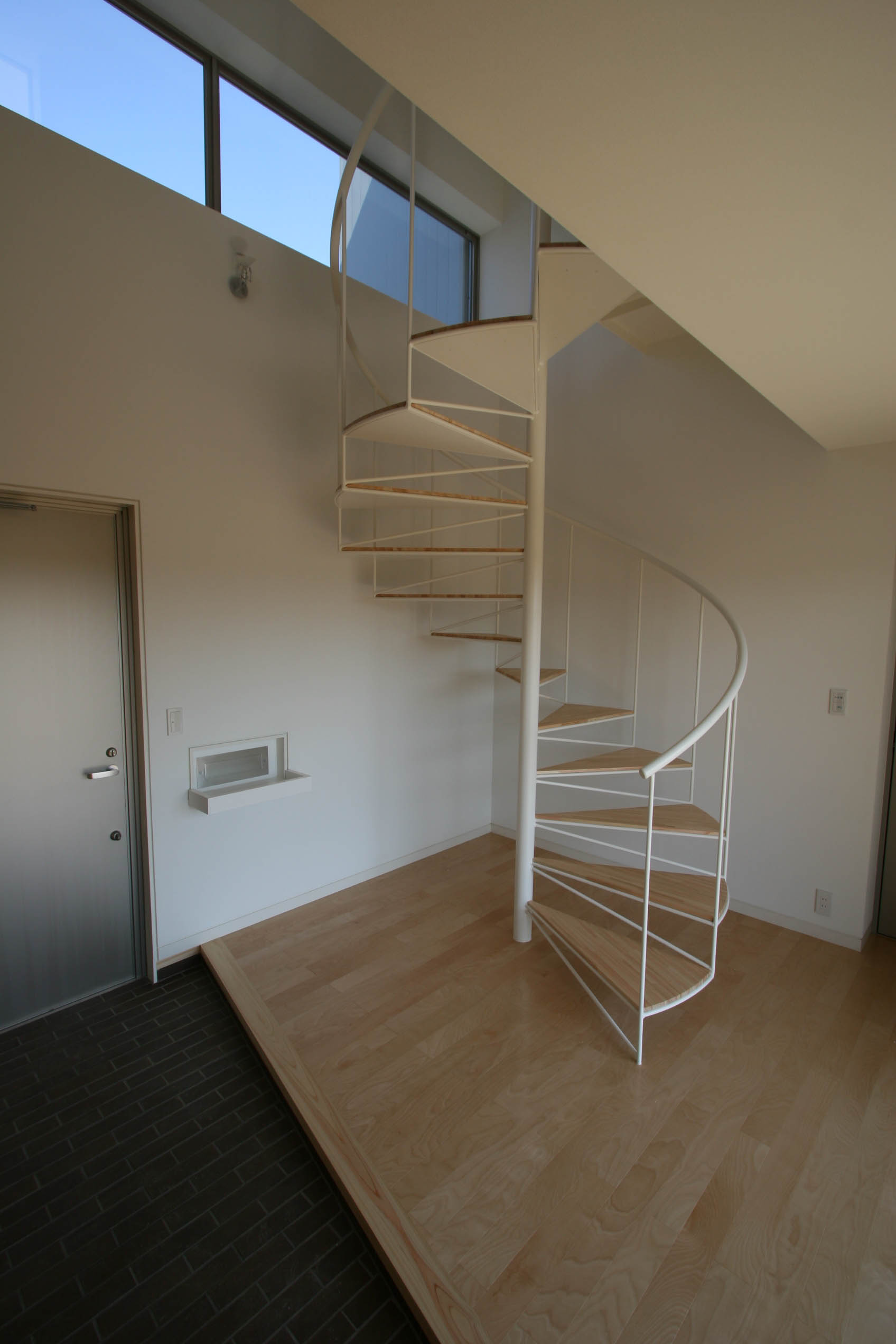 限られた空間を有効に利用するため、玄関にある階段はらせん階段を採用しました