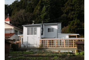 /reform-mitsumori/南側立面、キツネの家族が住む裏山がすぐそこ・・・手前は巻き棚です。