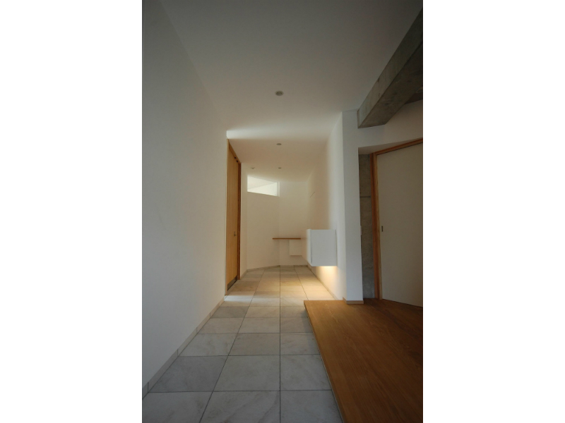 漆喰(しっくい)を塗った玄関ホールの壁面