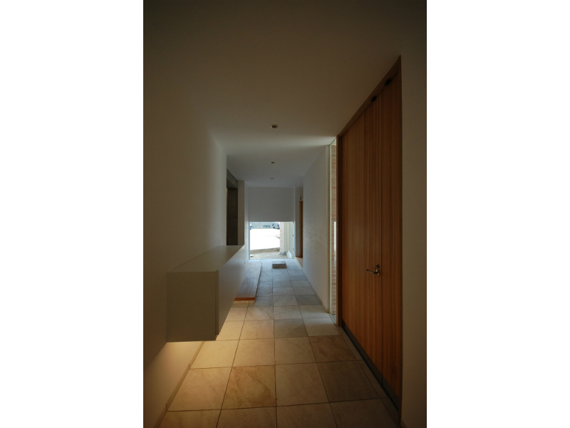 シンプルな内装の中で控えめな間接照明が、客人の足元を優しく照らし、迎え入れます