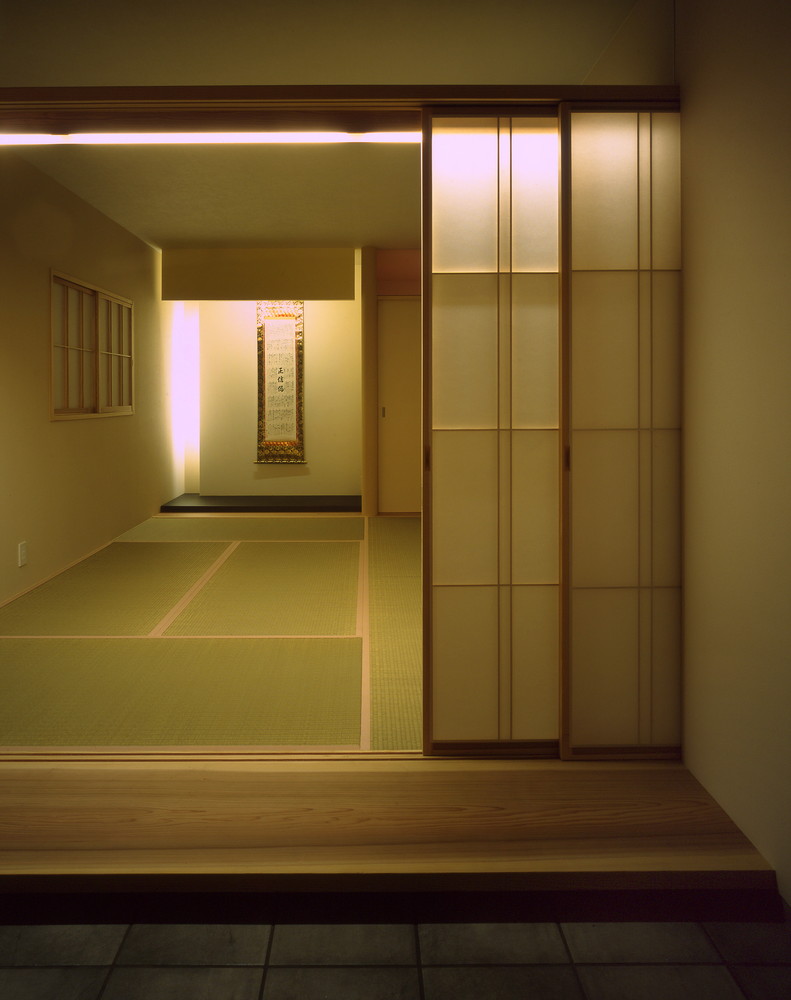 玄関から和室を見る