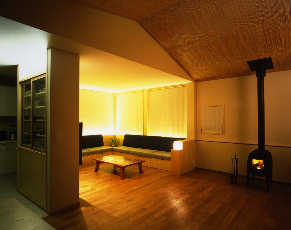 作りつけソファと薪ストーブ