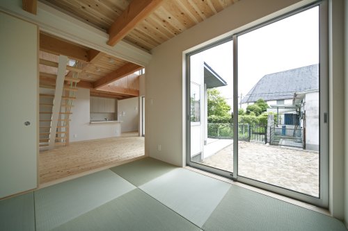 和室から庭をみる