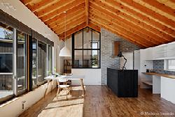 【土岐の曲り屋－光土間のアウトドアリビング】