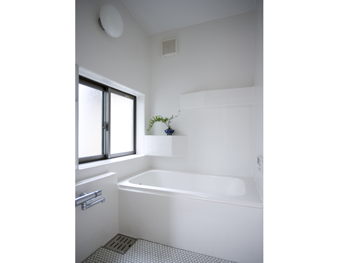 FRP防水を活かした一体型、目地無しの浴室。マユに包まれた様な仕上り。