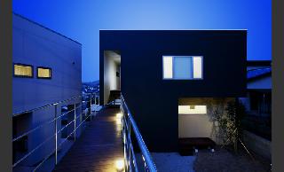 【大きなデッキのある家】