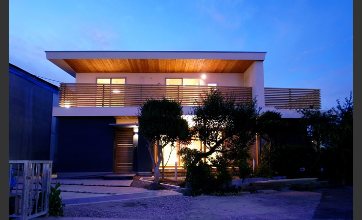 店舗設計の経験を活かした照明デザインに。