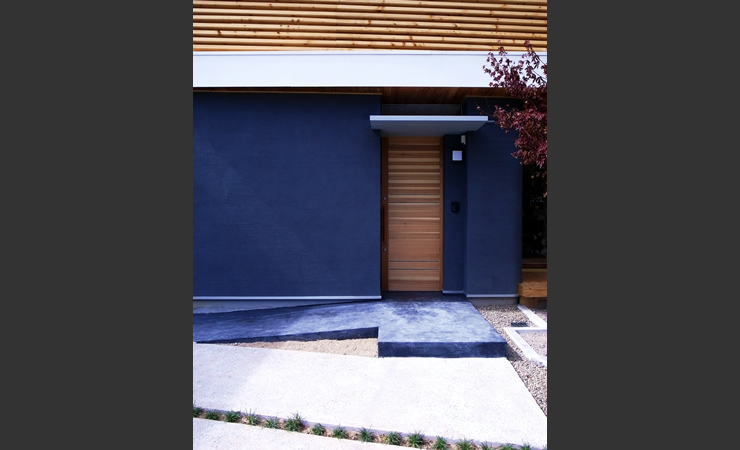 塗り壁と土間床を使った印象深い和モダンの玄関