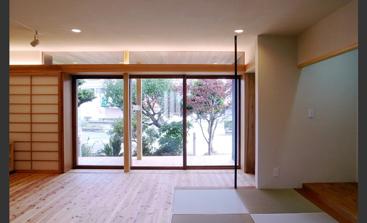 広縁と板間と畳をバランス良く一体的に配置したリビング