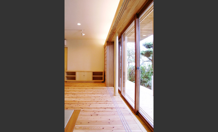 木製サッシや肌触りの良い杉の床をふんだんに使った明るい縁側