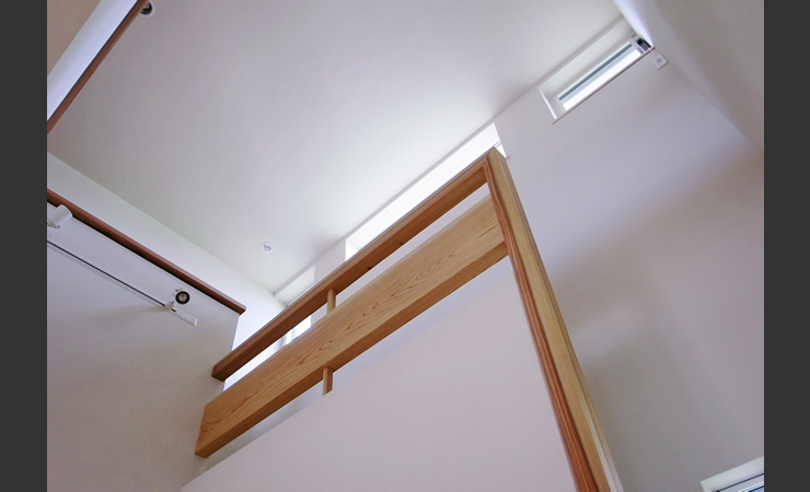 風が入り、自然光が穏やかに入る吹抜け