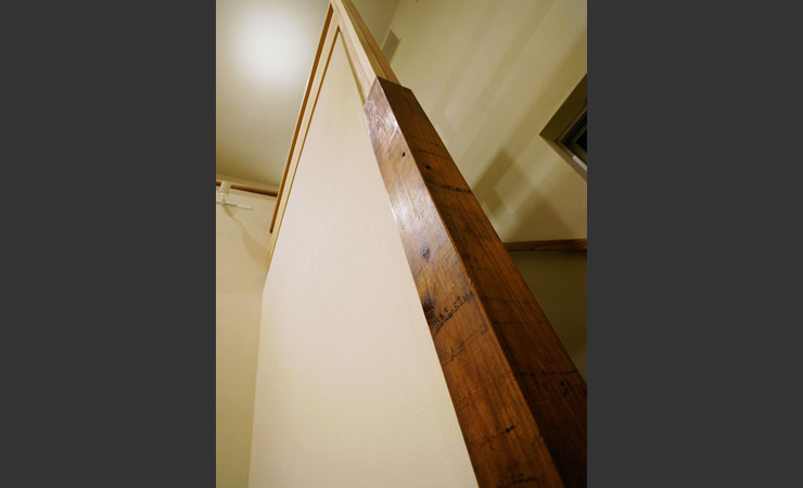 歴史を感じる柱の傷は、幼かった頃の父の背比べの後