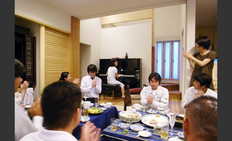 光と風が集まる吹抜けにピアノを設置。突然コンサートが始まる