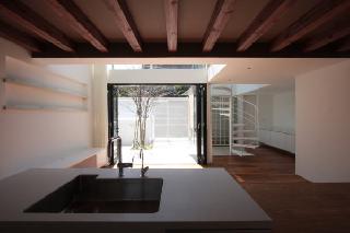 【大塚　泰子】