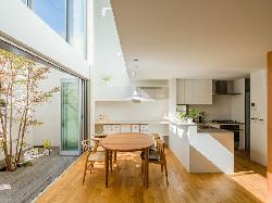 【大塚　泰子】