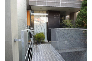/reform-mitsumori/ブリッジを渡って玄関へ。二世帯の10坪の家
