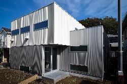 【吹抜とロフトを内包　アーティストの住まい】