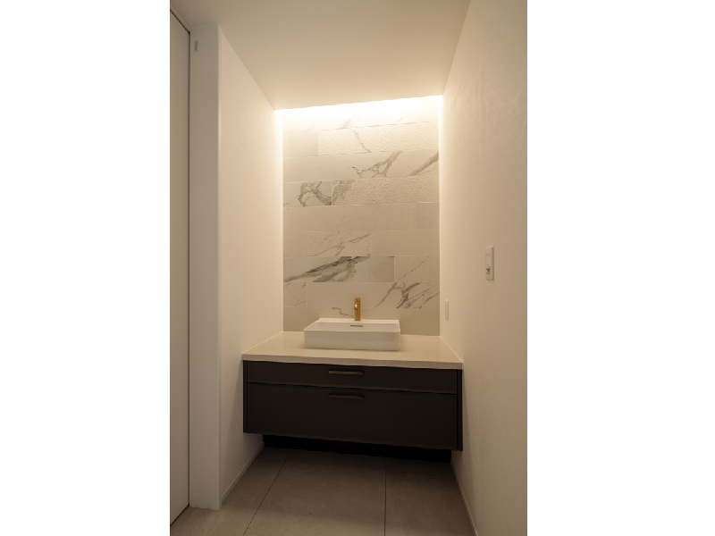 白を基調とした上品な雰囲気の化粧室