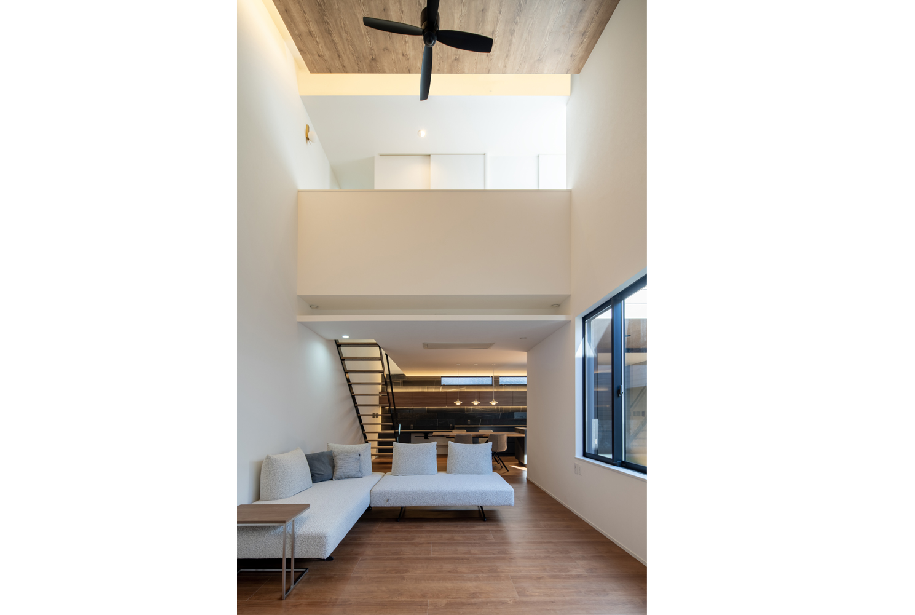 吹抜けにファンを付け、室内の寒暖差を減らす