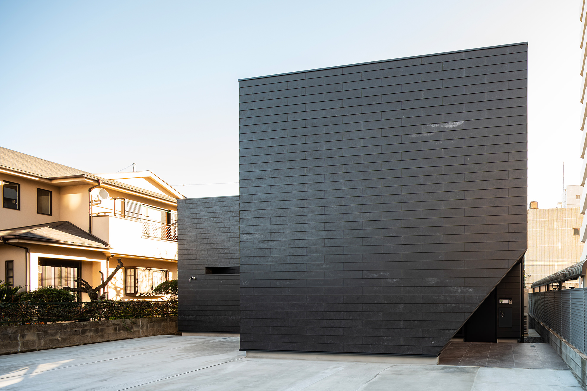 外からの視線を遮るセメントサイディング