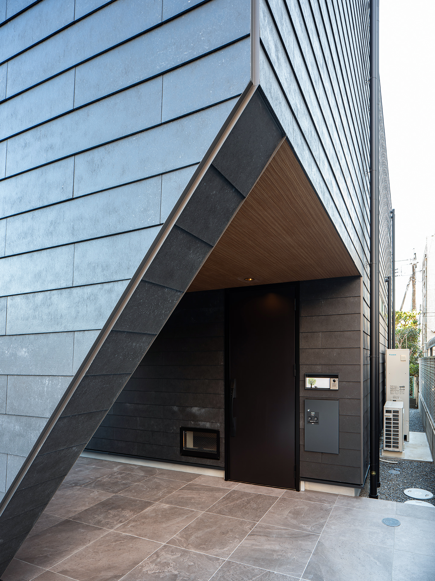 車寄せをつくり玄関前を大きく取る