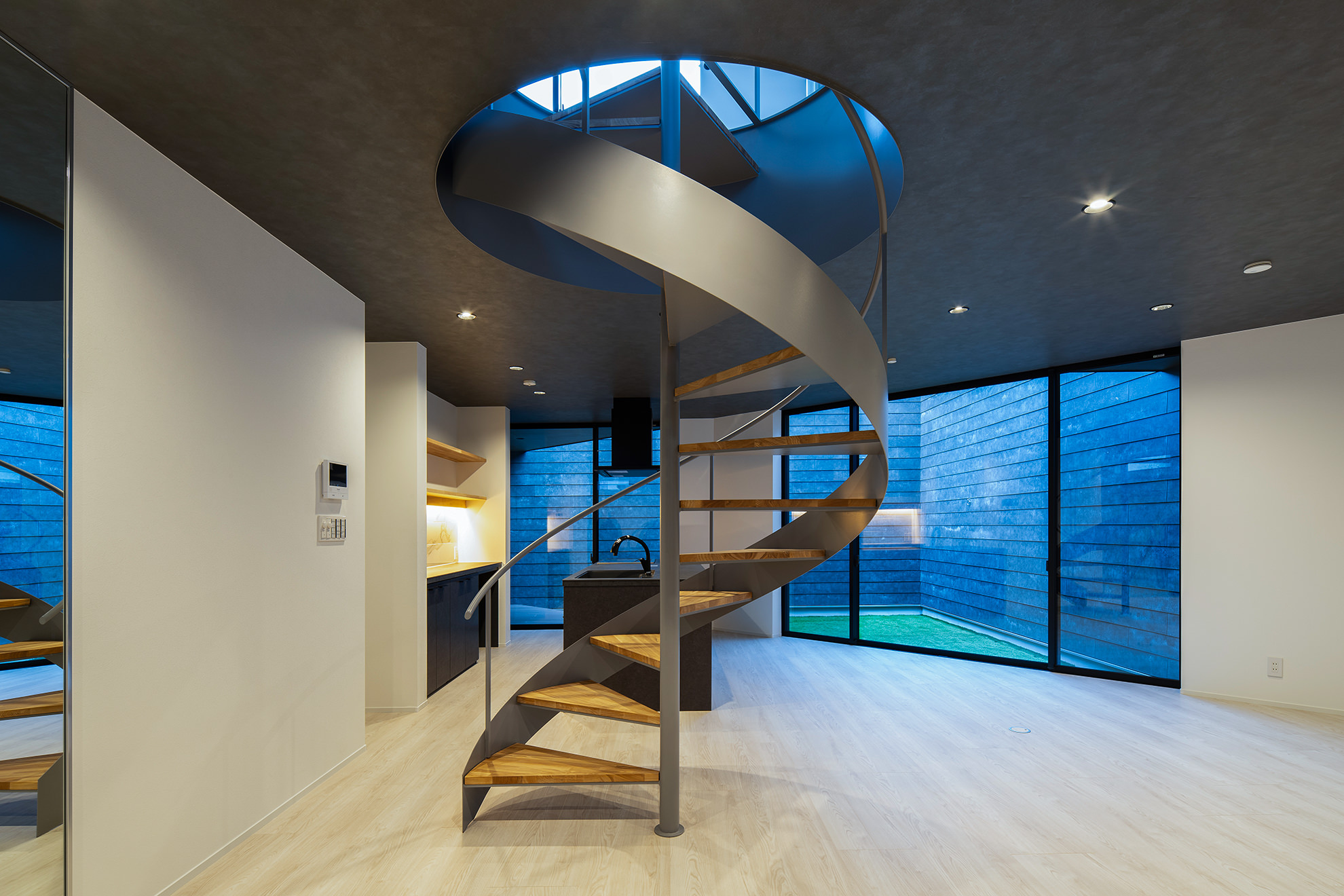 螺旋階段ライトウェル(光井戸)として、1階エントランスや寝室廊下周辺に採光を導く