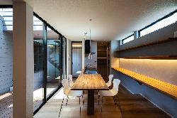 【密集地に建つ中庭型住宅　HOUSE-S】