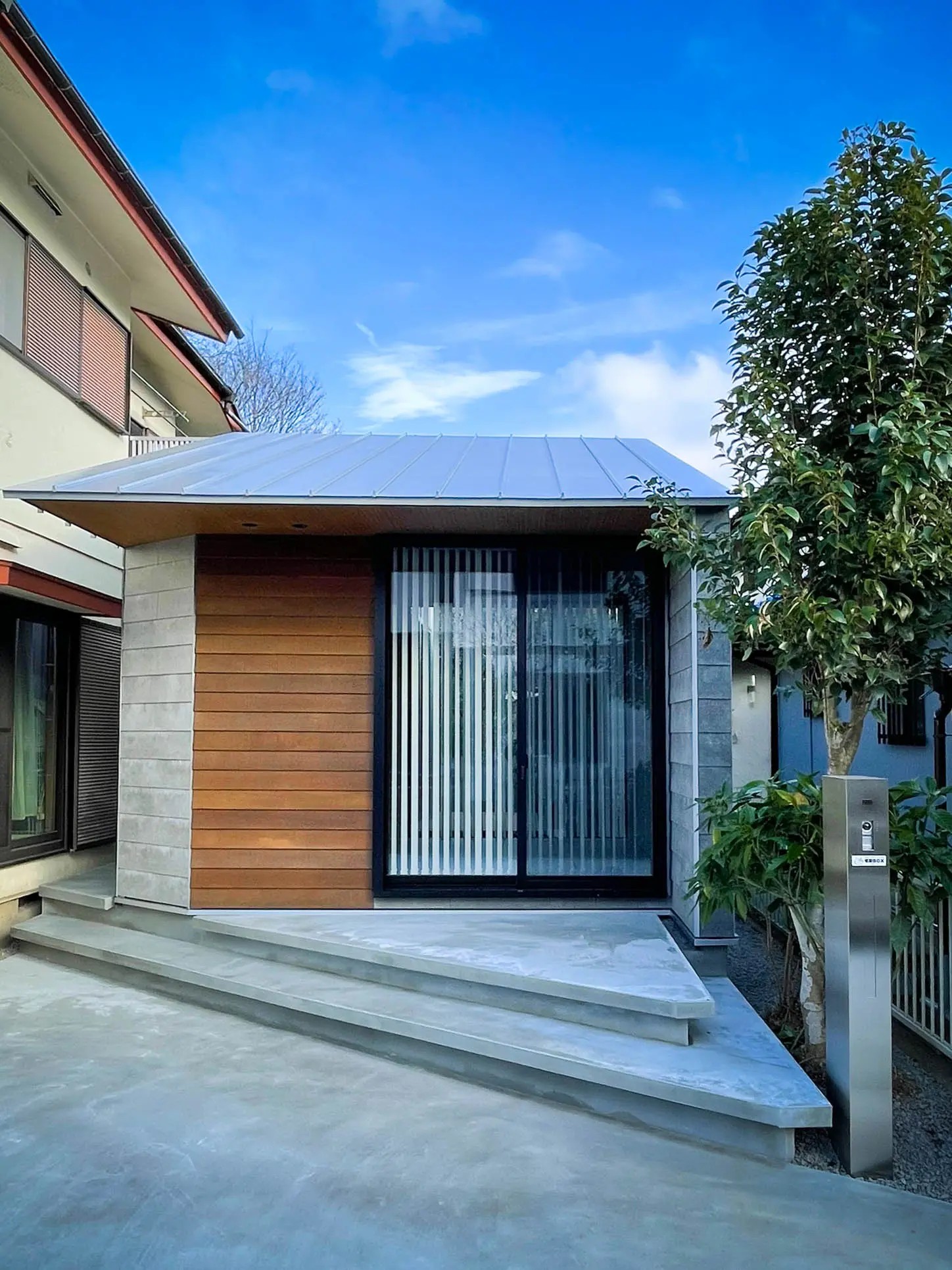 事務所部分を分離し、来客への対応を図られました。