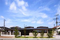 【ナガヤネ　－長い屋根と土間の家－】