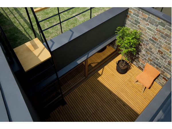 屋上庭園と並ぶ２Ｆ中庭テラス